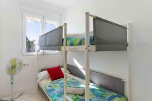 Dos literas en una habitación con ventana. en HE Panorama Villamartin, en Orihuela Costa 3 fotos más