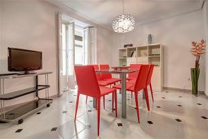 a dining room with a table and red chairs at Beds & Breaks Danna in Valencia