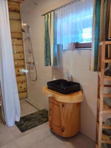 un bagno con un lavandino nero e una doccia di Kerschbaumer Chalet a Predlitz