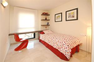 バレンシアにあるBeds & Breaks Solerのベッドルーム1室(ベッド1台、デスク、椅子付)