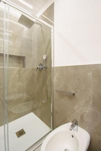 un bagno con doccia, WC e lavandino di Anema sweet a Napoli