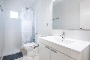 A bathroom at Apartamento Caracola Még 20 kép