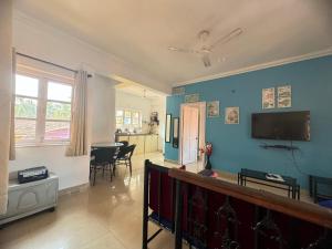 TV a/nebo společenská místnost v ubytování Family Apartment near Calangute Baga Beach