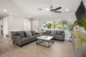 una sala de estar con un sofá y una mesa en Golf View @ PD Country Club 3Bd2BGolf Front, en Palm Desert