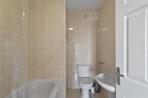 Vannituba majutusasutuses Apartment Sea Views & Terrace on Waters Edge in Polruan +27 fotot