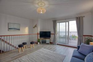 Televisyen dan/atau pusat hiburan di Large House with Panoramic Sea Views & Parking