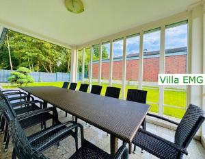 a large dining room with a table and chairs at Villa EMG Gelsenkirchen Essen Dortmund - Gelsenkirchen in Gelsenkirchen