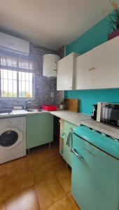 Una cocina o cocineta en Seabreeze Suite, La Mata Retreat