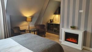 Le Trophée Boutique Hôtel Spa- La Loggia Appart'hôtel客房内的一张或多张床位