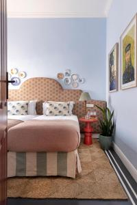 Un dormitorio con una cama tamaño king y una mesa. en Petit Pineapple House, en Ciudad del Cabo 25 fotos más