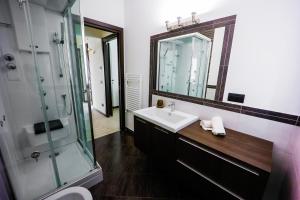 a bathroom with a sink and a glass shower at UpCerro Rent - Appartamento vicino Rho Fiera - Malpensa in Cerro Maggiore +16 photos