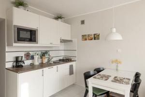 Kuchyň nebo kuchyňský kout v ubytování Przytulny Apartament przy Teatrze Wielkim