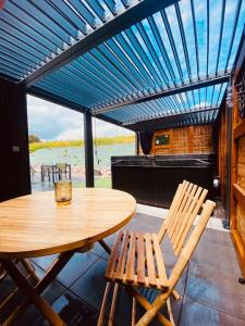 Balkón nebo terasa v ubytování Le Gîte du Bonheur avec jacuzzi privatif