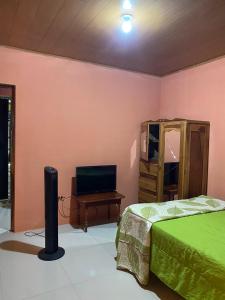 リバスにあるAlojamiento en Rivasのベッド2台、テレビ、テーブルが備わる客室です。