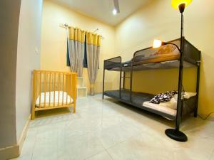 a room with two bunk beds and a crib at Appartement familial chic et spacieux in Dassasgo
