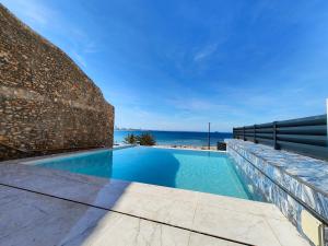 una piscina con l'oceano sullo sfondo di Cabo de Palos Playa de Levante a Cabo de Palos