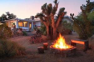 Zahrada ubytování Cozy 2BR Home Hot Tub AC Sauna Fire Near Park