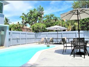 Bazén v ubytování Las Olas Central Oasis, Pool, Parking, Remodeled nebo v jeho okolí
