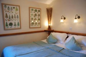 Un pat sau paturi într-o cameră la The Bull Inn West Tanfield