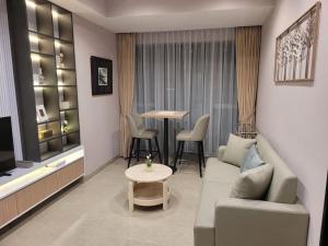 当格浪Homey 1 BR Apt at Branz BSD的带沙发和桌子的客厅