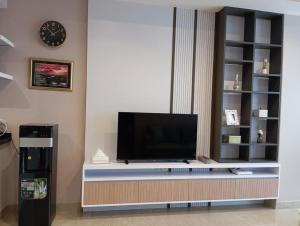 Homey 1 BR Apt at Branz BSD的电视和/或娱乐中心
