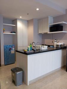 当格浪Homey 1 BR Apt at Branz BSD的厨房配有柜台和垃圾桶