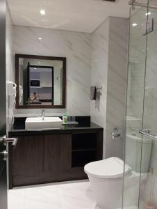 当格浪Homey 1 BR Apt at Branz BSD的配有马桶、水槽和镜子的浴室