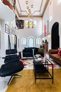 een woonkamer met een bank en een tafel bij Roma Elite Residence Spacious and Elegant in Mexico-Stad