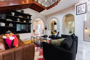 een woonkamer met twee banken en een tafel bij Roma Elite Residence Spacious and Elegant in Mexico-Stad