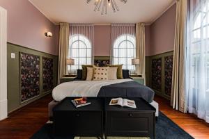 een slaapkamer met een groot bed en twee ramen bij Roma Elite Residence Spacious and Elegant in Mexico-Stad