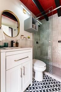 een badkamer met een wit toilet en een douche bij Roma Elite Residence Spacious and Elegant in Mexico-Stad +50 foto's