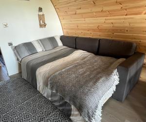 Postel nebo postele na pokoji v ubytování An Faoileán Glamping Pod