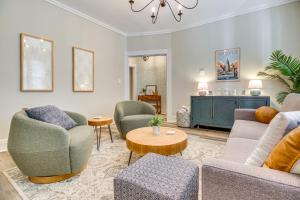 Ruang duduk di 2 Mi to Dtwn Cincinnati Home with Fenced Yard!
