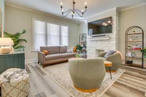 Televisyen dan/atau pusat hiburan di 2 Mi to Dtwn Cincinnati Home with Fenced Yard!