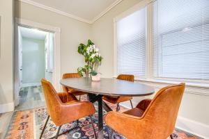 Ruang duduk di 2 Mi to Dtwn Cincinnati Home with Fenced Yard!