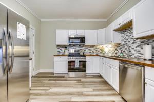 Dapur atau dapur kecil di 2 Mi to Dtwn Cincinnati Home with Fenced Yard!