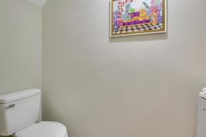 Bilik mandi di 2 Mi to Dtwn Cincinnati Home with Fenced Yard! +18 gambar