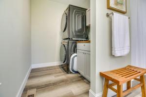 Dapur atau dapur kecil di 2 Mi to Dtwn Cincinnati Home with Fenced Yard!