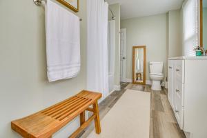 Bilik mandi di 2 Mi to Dtwn Cincinnati Home with Fenced Yard!