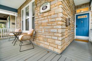 Balkoni atau teres di 2 Mi to Dtwn Cincinnati Home with Fenced Yard!