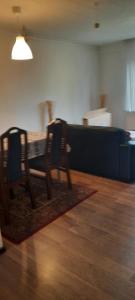 ein Wohnzimmer mit zwei Stühlen und einem Tisch in der Unterkunft SIMLA INDIAAS RESTAURANT VOOR KAMER in Sittard