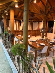 Un restaurante con mesas y sillas de madera en un edificio. en Dive and Sleep - All Inclusive Diving Guesthouse - 3 Dives per day, en Maamigili