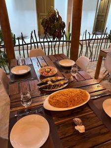 Comida en o cerca de este hotel