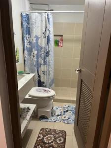 łazienka z toaletą i prysznicem w obiekcie 2BR CONDO by DMCI near AIRPORT and MOA!!!FREE PARKING w mieście Manila