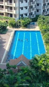 widok na basen w budynku w obiekcie 2BR CONDO by DMCI near AIRPORT and MOA!!!FREE PARKING w mieście Manila