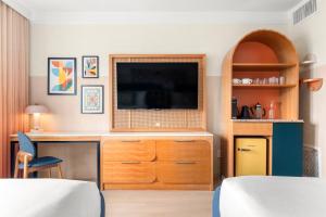 1 dormitorio con escritorio, TV y cama en Beach Plaza, en Miami Beach 36 fotos más
