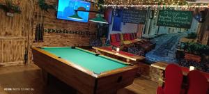 bar ze stołem bilardowym w pokoju w obiekcie APARTAMENT Solny SPA w mieście Rzeszów