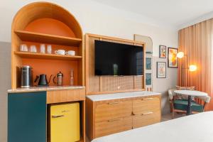 sala de estar con TV y cocina en Beach Plaza, en Miami Beach