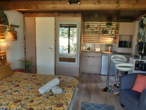 Camping Etang Du Camp客房内的一张或多张床位