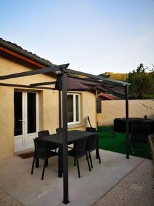 Patio nebo venkovní prostory v ubytování YLIA un petit coin en Ardèche